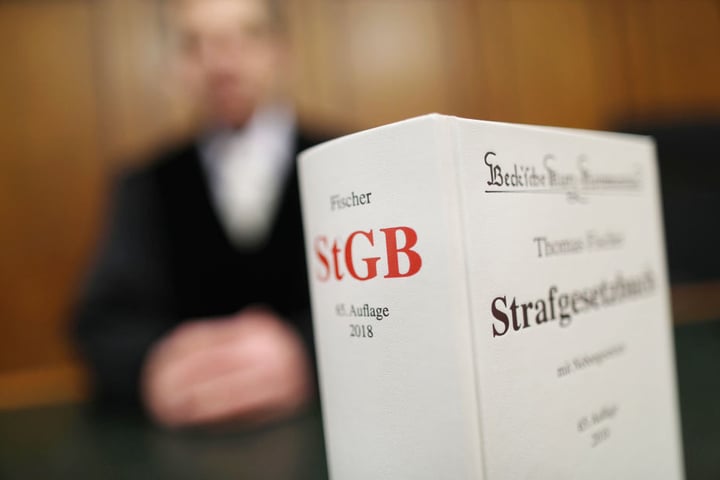 Drei Männer sind angeklagt.
