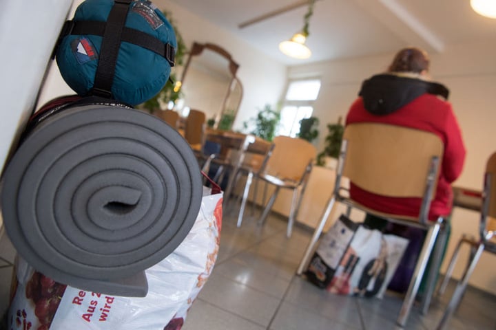 Auch Wärmestuben bieten die Städte den Obdachlosen an. (Symbolbild)