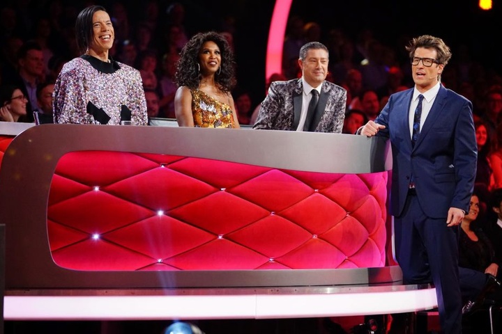 Die Jury: Jorge Gonzalez (l.), Motsi Mabuse und Joachim Llambi mit Moderator Daniel Hartwich