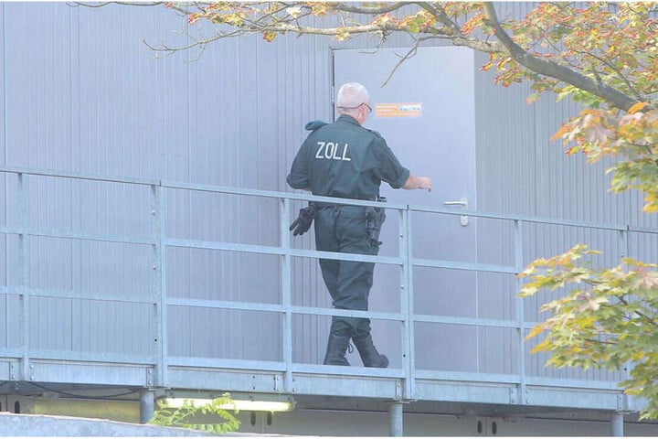 Ein Zollmitarbeiter auf dem Weg in einen der Baustellencontainer.