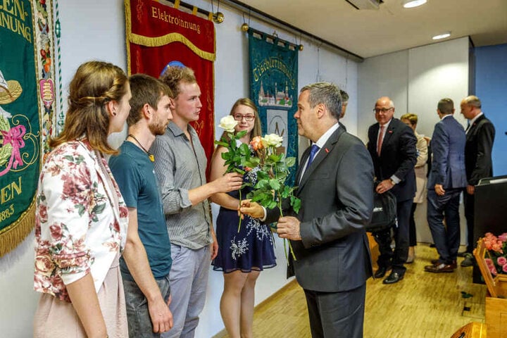 Der Präsident der Handwerkskammer Dresden Jörg Dittrich gratuliert den besten
Gesellen im Bezirk.