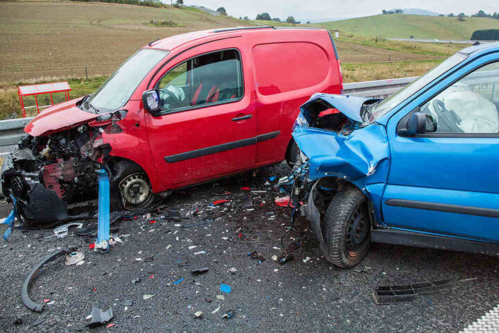 Beide Fahrzeuge wurden bei dem Unfall schwer beschädigt.