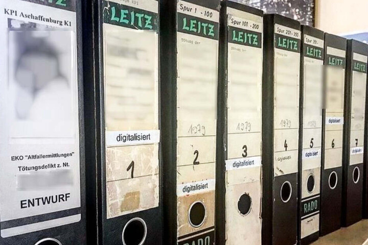 Das Foto zeigt links den Ordner "Altfallermittlungen" in welchem die Akten zu der toten Schülern über Jahrzehnte lagen.