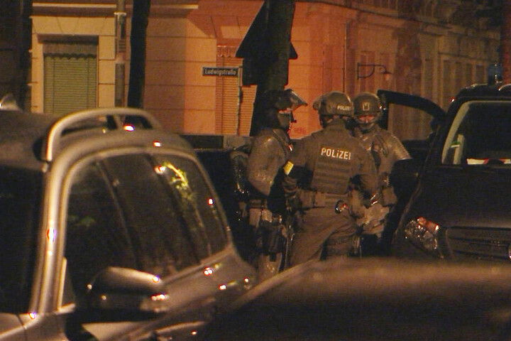 Bis in die Nacht waren die Einsatzkräfte vor Ort.