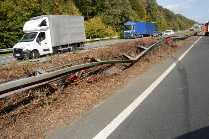 Der Fahrer war in die Mittelleitplanke geknallt.