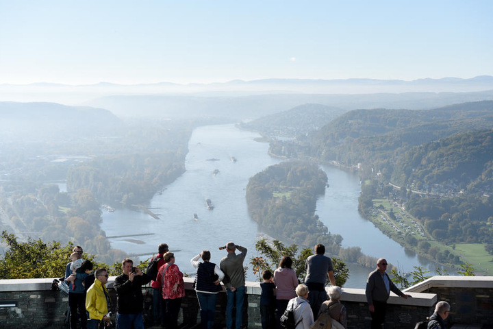 Besucher auf dem Drachenfels mit Blick über das Rheintal.