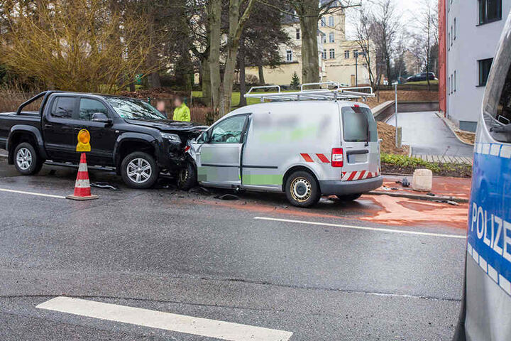 Die beiden PKW krachten direkt vor dem Landratsamt frontal ineinander.