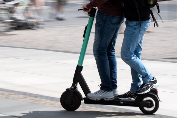 Die Polizei München weist darauf hin, dass für E-Scooter die 0,5 Promille-Grenze gilt. (Symbolbild)