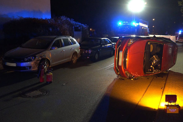Die Frau musste durch die Feuerwehr aus dem Wagen geborgen werden.