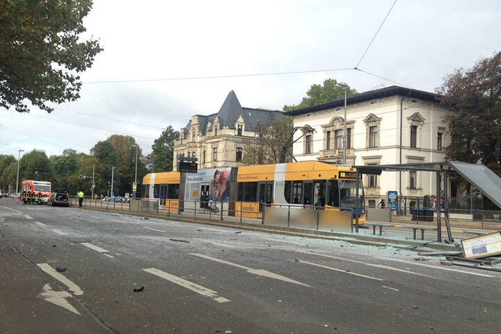 Die Karl-Tauchnitz-Straße ist von Glasscherben übersät.