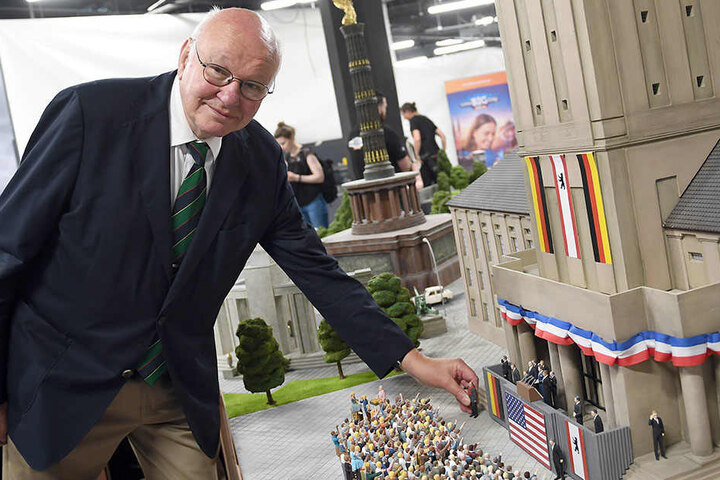 Der ehemalige Bürgermeister von Berlin, Walter Momper (SPD), setzt in der Miniaturwelt "Little Big City" seine Figur behutsam vor dem Rathaus Schöneberg in Szene.