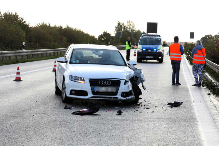 Ein beschädigtes Auto steht nach einem Auffahrunfall auf der Autobahn A20 bei Tessin.