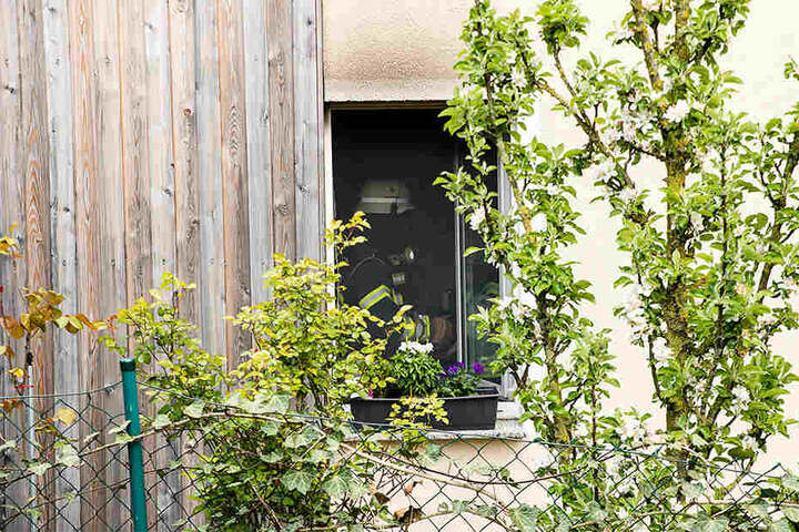 Mit Atemschutzmasken mussten die Feuerwehrmänner in das Einfamilienhaus.