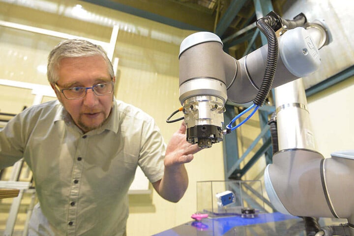 Die Werkzeugaufnahme des Roboters,
die ICM-Geschäftsführer
Andreas Schneider (42) zeigt,
wurde im ICM entwickelt.