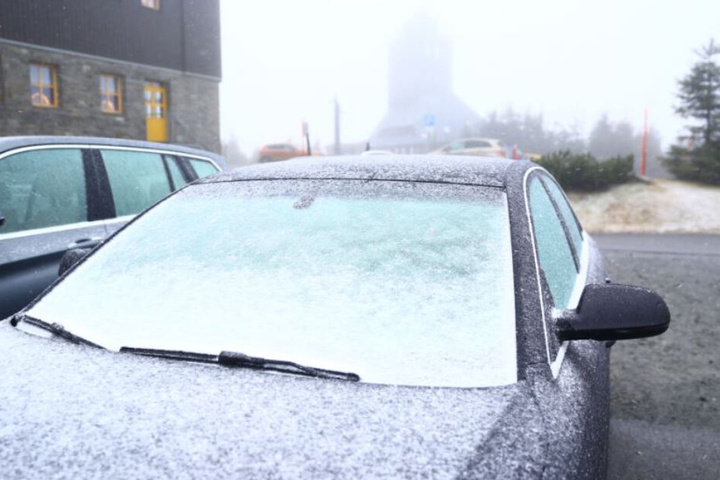 Besen parat? Die Autos müssen am Fichtelberg schon geräumt werden.