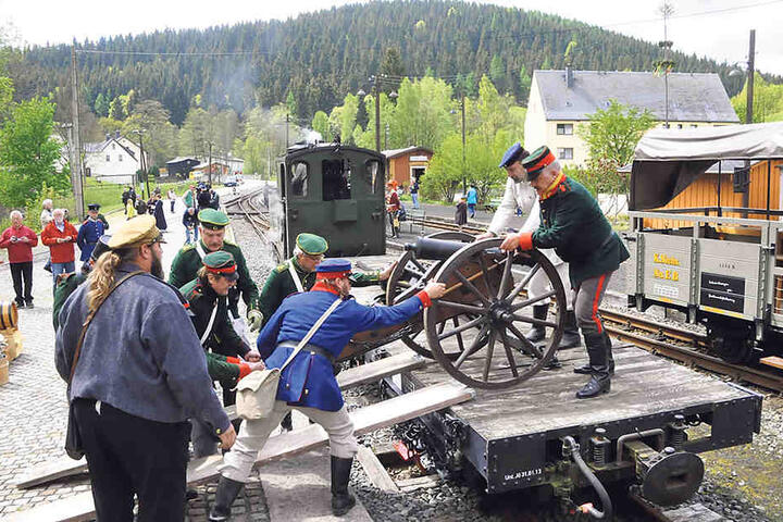 Die Preßnitztalbahn war mit Dampf und historischen Truppen unterwegs.