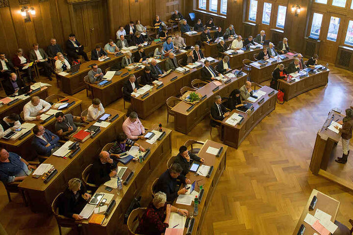 Der Chemnitzer Stadtrat: Viele Politiker sind sauer, weil die Verwaltung neuerdings ihre Fragen nicht mehr beantwortet.