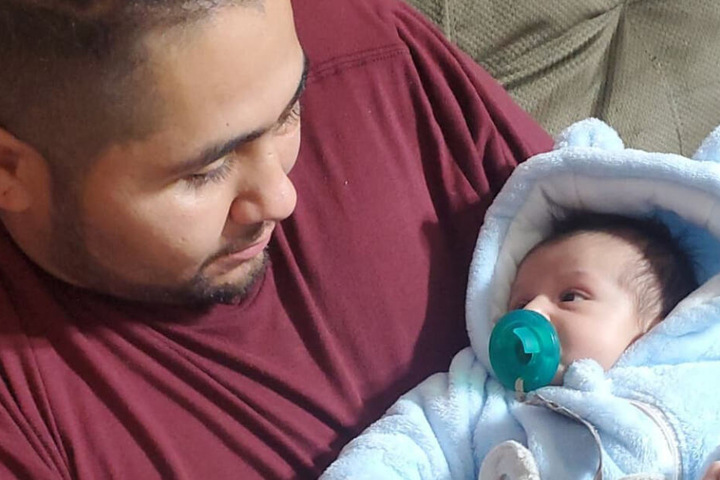 Ulizes Benitez mit seinem Sohn Ezra.