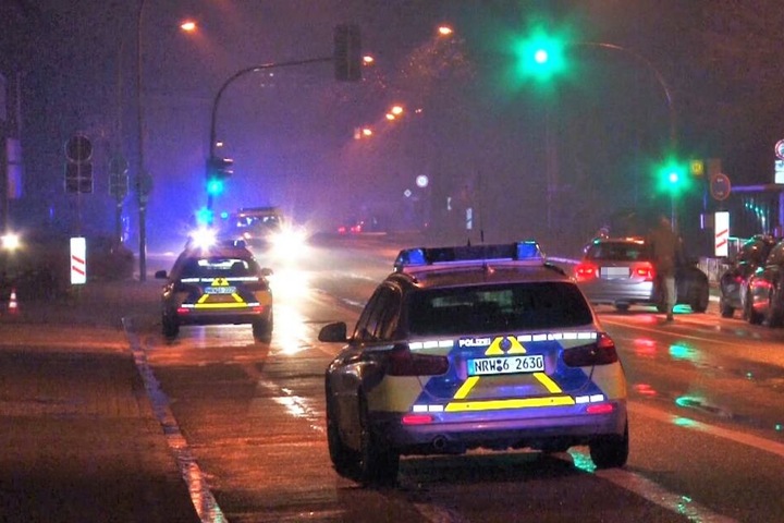 Zudem sperrte die Polizei die Straße zur Turnhalle ab.