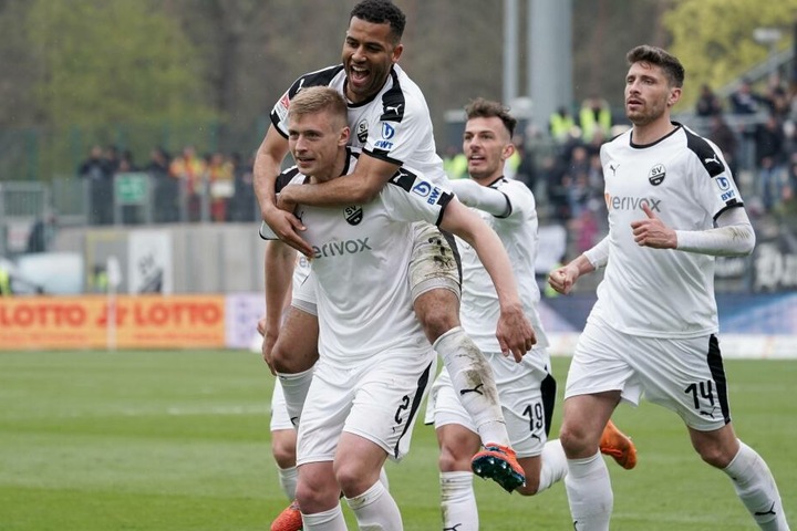 Sandhausen bejubelt den Ausgleich.