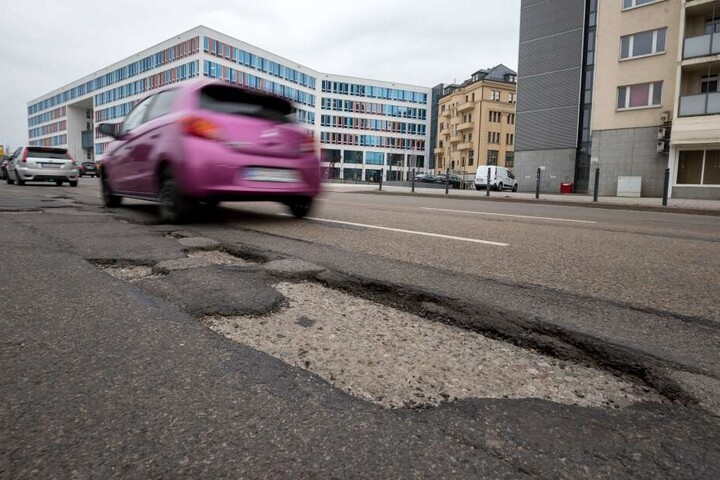 Unübersehbar: Die Schlaglöcher auf der Bahnhofstraße vor dem Technischen Rathaus.
