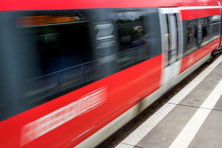 Ein 12-jähriges Mädchen wurde in einer Regionalbahn bei Freiburg sexuell missbraucht. (Symbolbild)