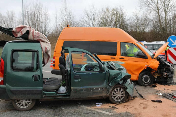 Rettungskräfte an der Unfallstelle.