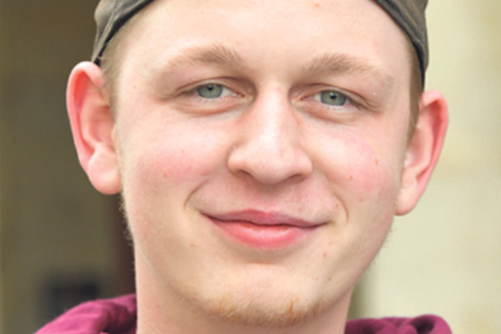 Stefan
Roßbach
(21), Berufsschüler aus
Erlbach im
Vogtland,
hat seine
Entscheidung
gefällt:
„Ich
gehe nicht wählen. Ich habe
kein Interesse an Politik.“