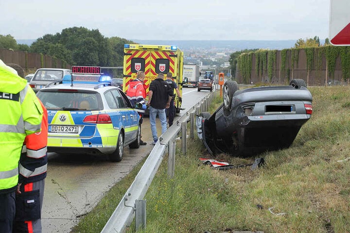 Wie der Audi hinter die Leitplanke geriet, ermittelt die Polizei Dresden derzeit noch.