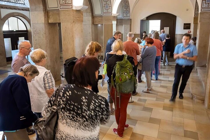 Andrang: Im Rathaus bildeten sich lange Schlangen vor dem Briefwahllokal.
