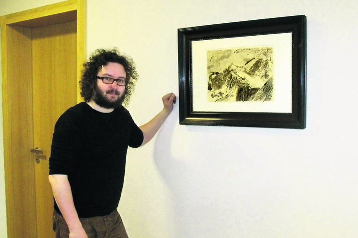 Künstler Robert Schmiedel (45) mit dem damals gestohlenen Bild. Es ist
verschollen.