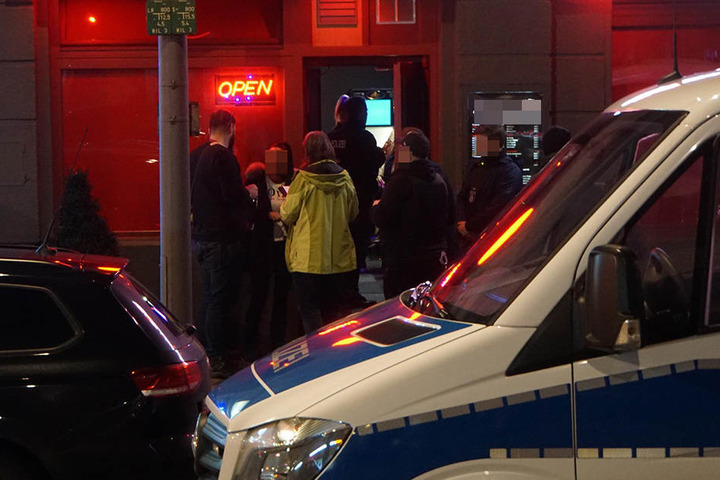 Beamte überprüfen eine der Damen des Nachtclubs.