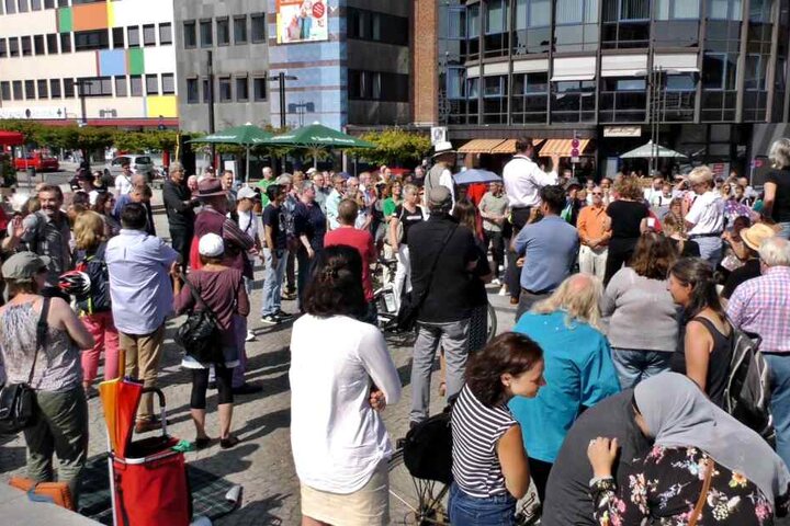 Bei der Demo der AfD und der Gegendemo in Solingen am Freitag versammelten sich einige Hundert Menschen.