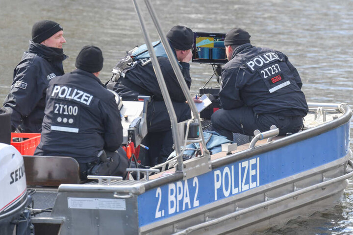 Hundertschaften der Polizei durchkämmten bereits Waldstücke und Seen in Brandenburg.