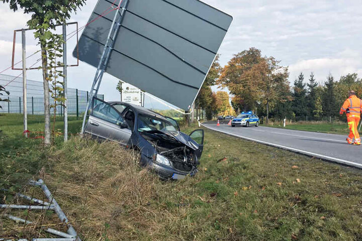 Nachdem er gegen das Verkehrsschild fuhr, kam er in einem Graben zum Stehen.