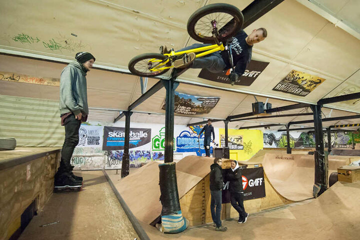 Die Skaterhalle ist baufällig. Trotzdem trainieren hier rund 10.000 Skateboard- und BMX-Fahrer.