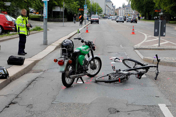 Ein 70-Jähriger wollte offenbar sein E-Bike über die Straße auf Höhe des Hartmannplatzes schieben, als ein Mopedfahrer ihn erfasste.