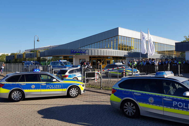 Am 29. Juni rückte ein Großaufgebot der Polizei zum Rheinbad an, nachdem es zu einem Streit mit mehreren Hundert beteiligten Badegästen gekommen war.