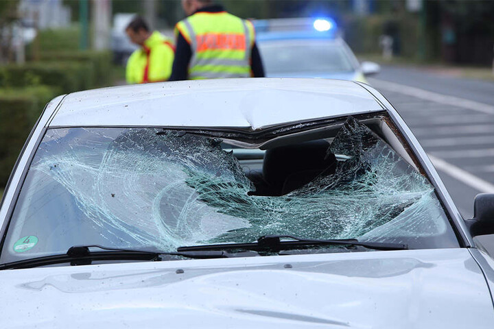 Die Frau krachte in die Frontscheibe des Pkws und musste schwer verletzt ins Krankenhaus