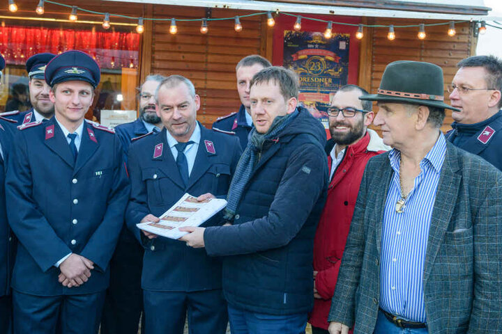 MP Michael Kretschmer (Mitte) und Circus-Direktor Mario Müller-Milano (r.) reichen 500 Tickets an die Feuerwehren in Lohmen, Königstein, Königsbrück und Schwepnitz weiter. Die Tickets wurden von PostModern zur Verfügung gestellt.