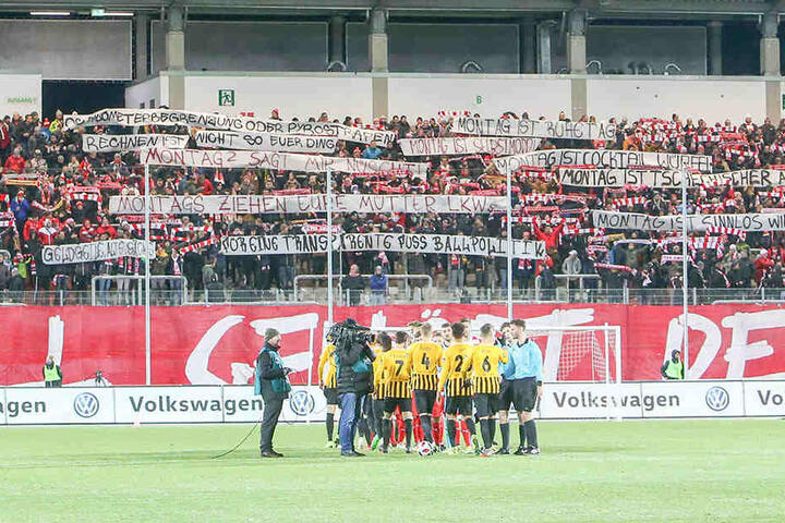 Die Fans des FSV Zwickau zeigen deutlich, was sie von Montagsspielen halten.