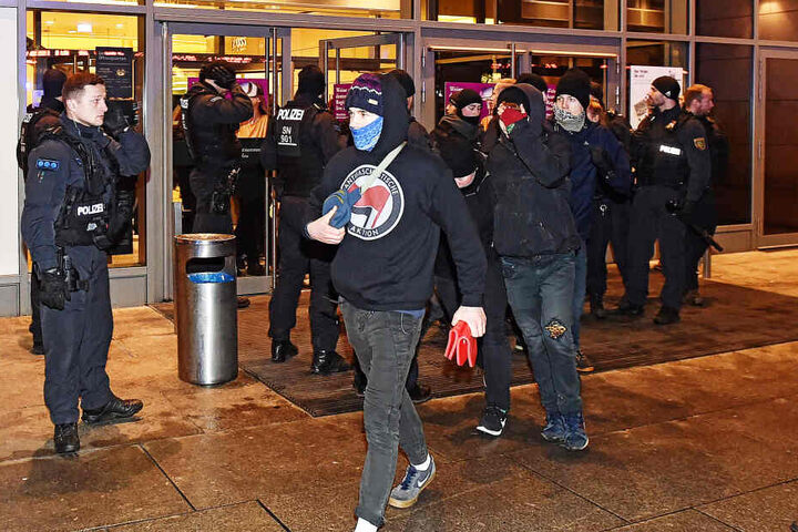 Die Polizei verjagte einige linke Protestierer aus dem Einkaufstempel.
