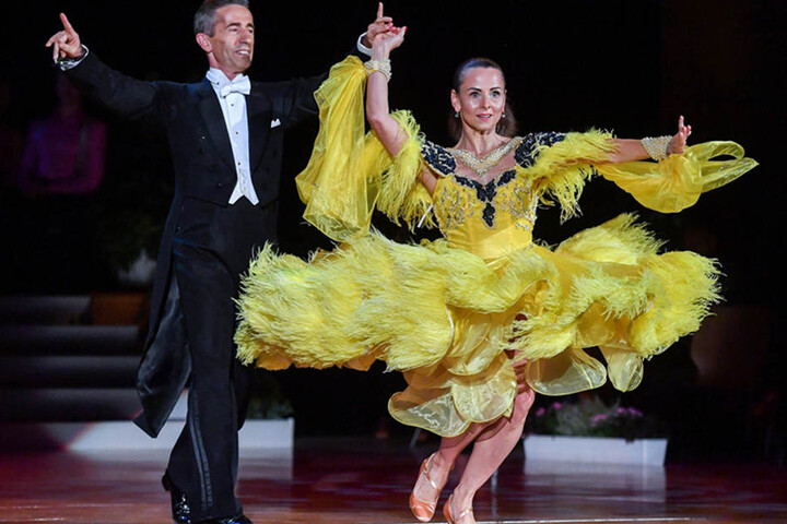 Mit Tanzpartner Tilo Schroth
(53) gewann Friseurin Petra
Brockmann (45) im Walzerschritt
die „Star Dance“-Gala
am 16. September.