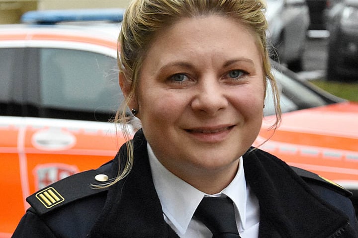 Kreisbrandinspektorin Tanja Dittmar (Archivbild) hat immer glatte Wangen, ihre männlichen Kollegen nicht.