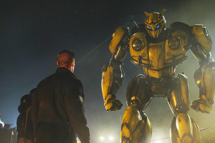 Bumblebee wird von Agent Jack Burns (vorne, John Cena) und dessen Leuten umstellt.