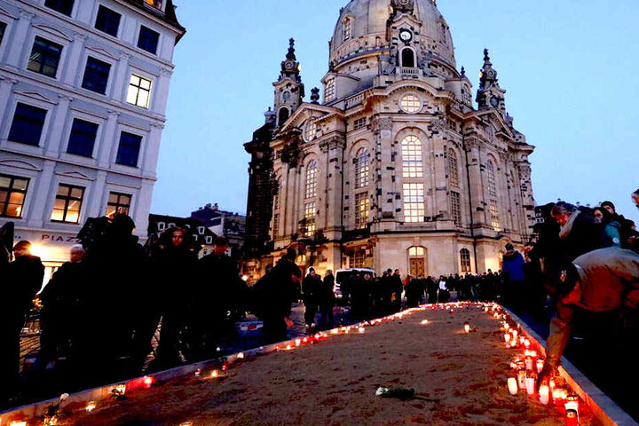 Auf dem Neumarkt wurden Gedenkkerzen angezündet, dann strömten die Dresdner aus, um die Menschenkette zu bilden.