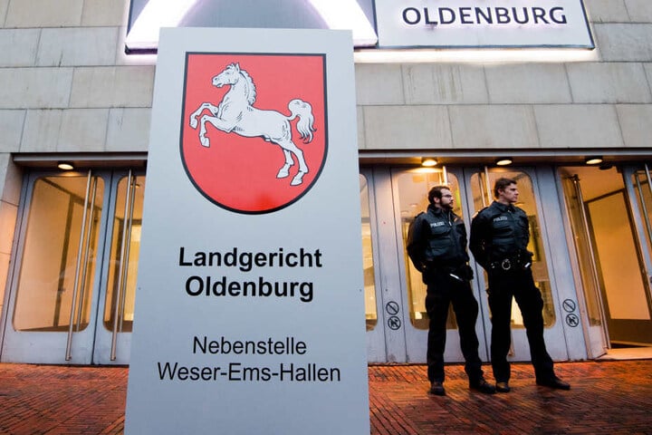 Zwei Polizisten stehen am Dienstag vor dem Gebäude der Weser-Ems-Hallen.