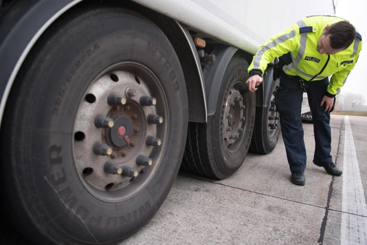 Bei den Kontrollen wurden Laster und Fahrer auf Herz und Nieren geprüft. (Symbolbild)