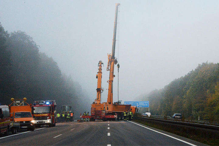 Mit einem Schwerlastkran musste der Truck wieder aufgerichtet werden.