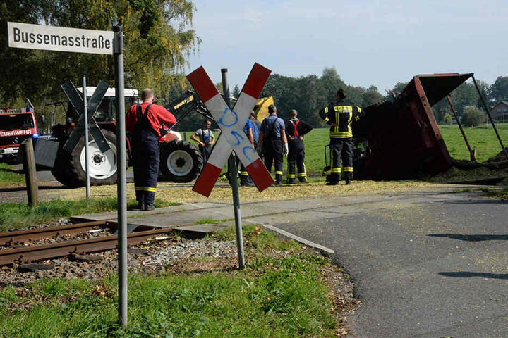 Der Traktor war bereits auf den Schienen, als der Güterzug angerauscht kam.